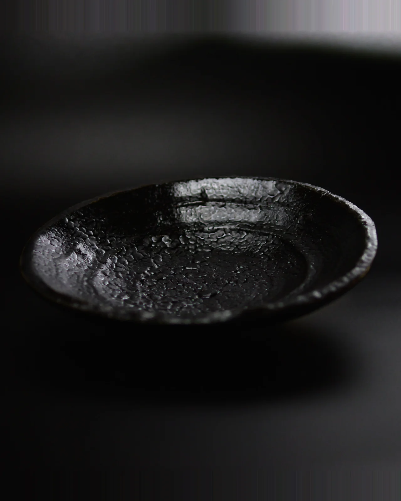 瀬戸黒丸皿 KM-02