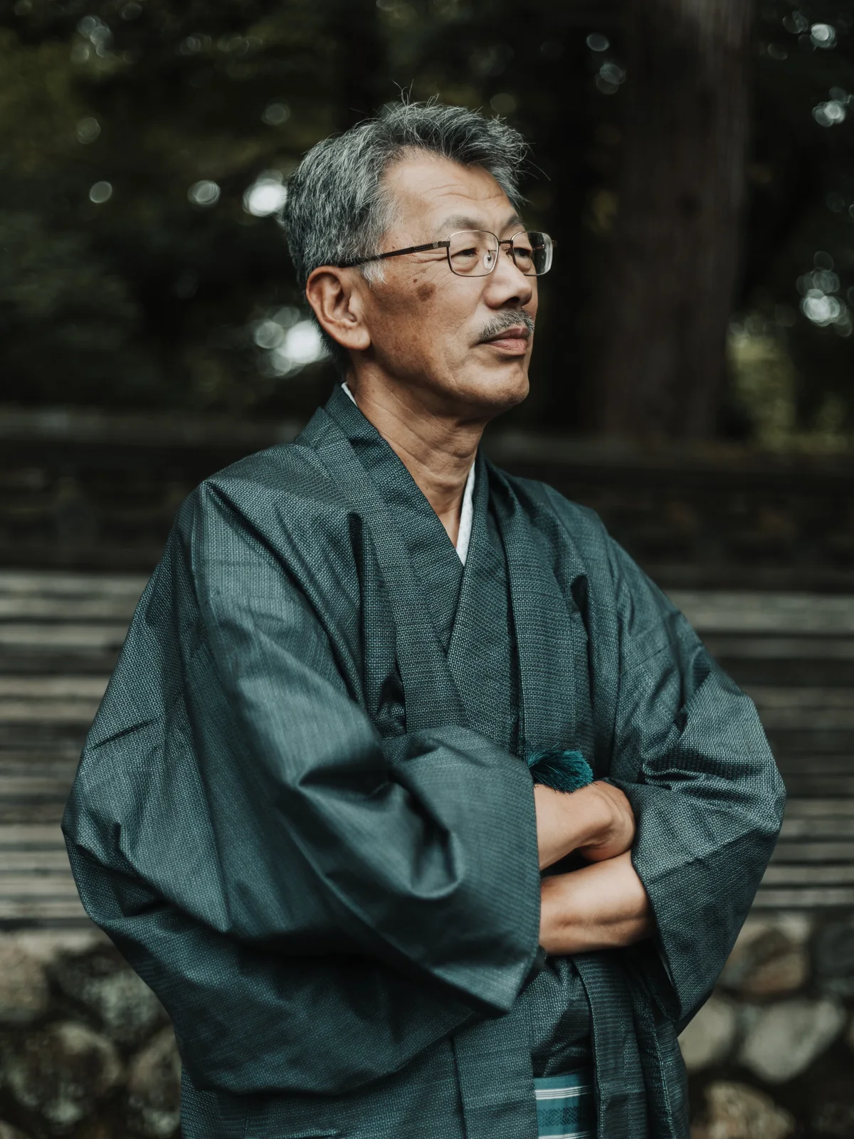和装で腕を組む加藤尊也