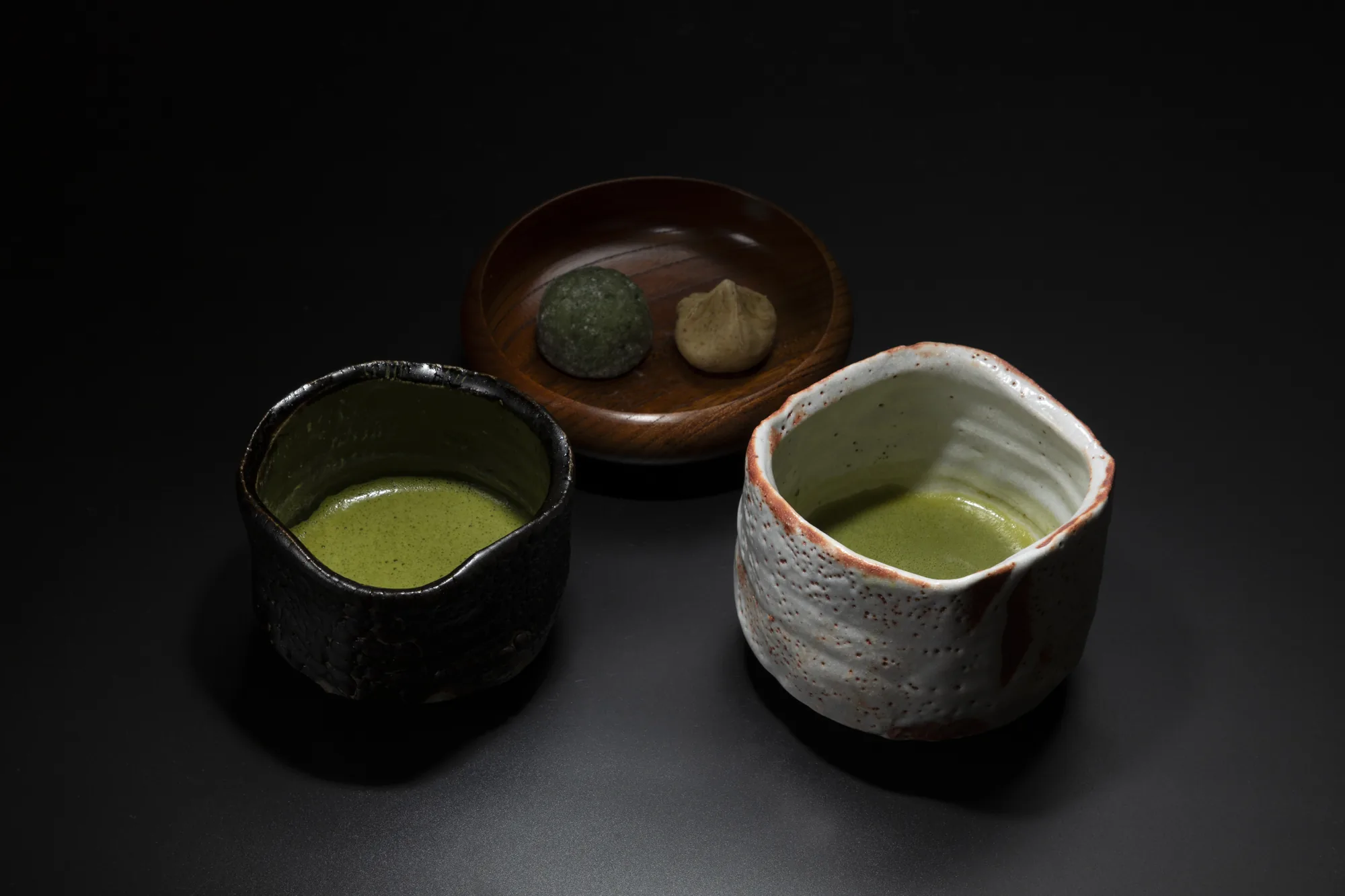 作家の茶盌で、抹茶を点てる