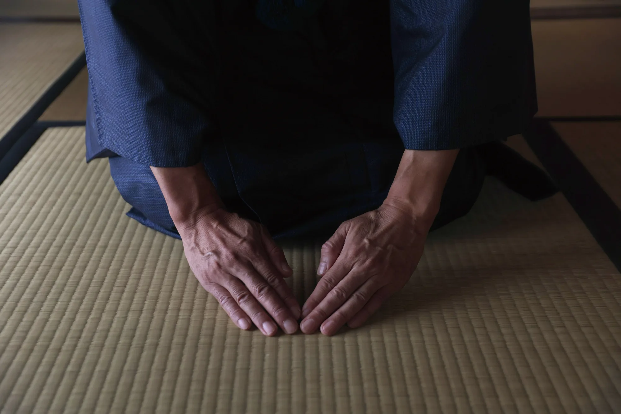 畳に両手をつき、礼をする手