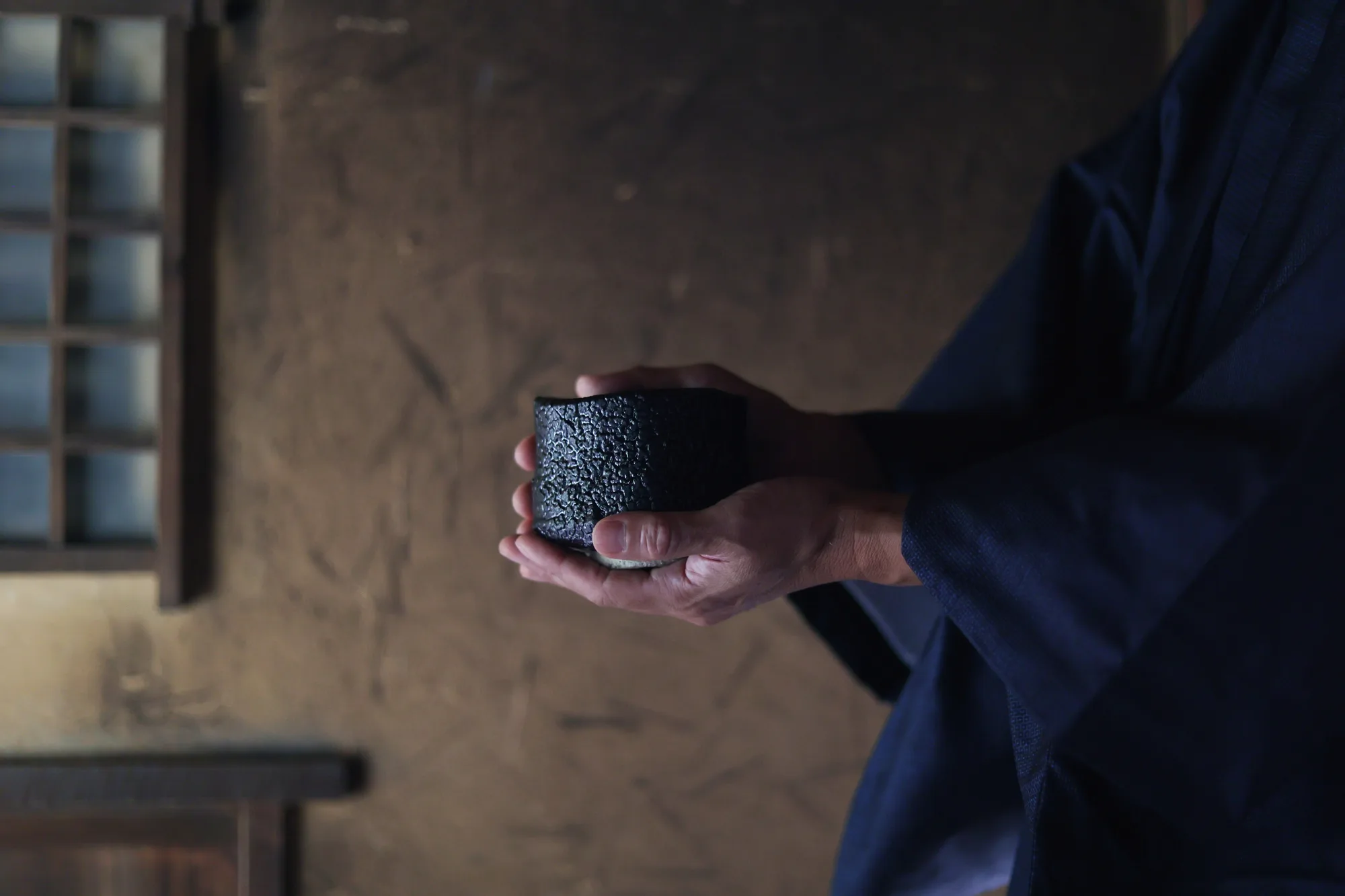 瀬戸黒の茶盌を両手で包む手