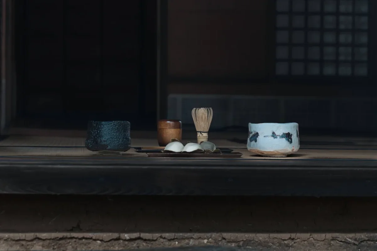 茶室の窓辺に置いた、瀬戸黒と志野の茶盌、茶筅と菓子