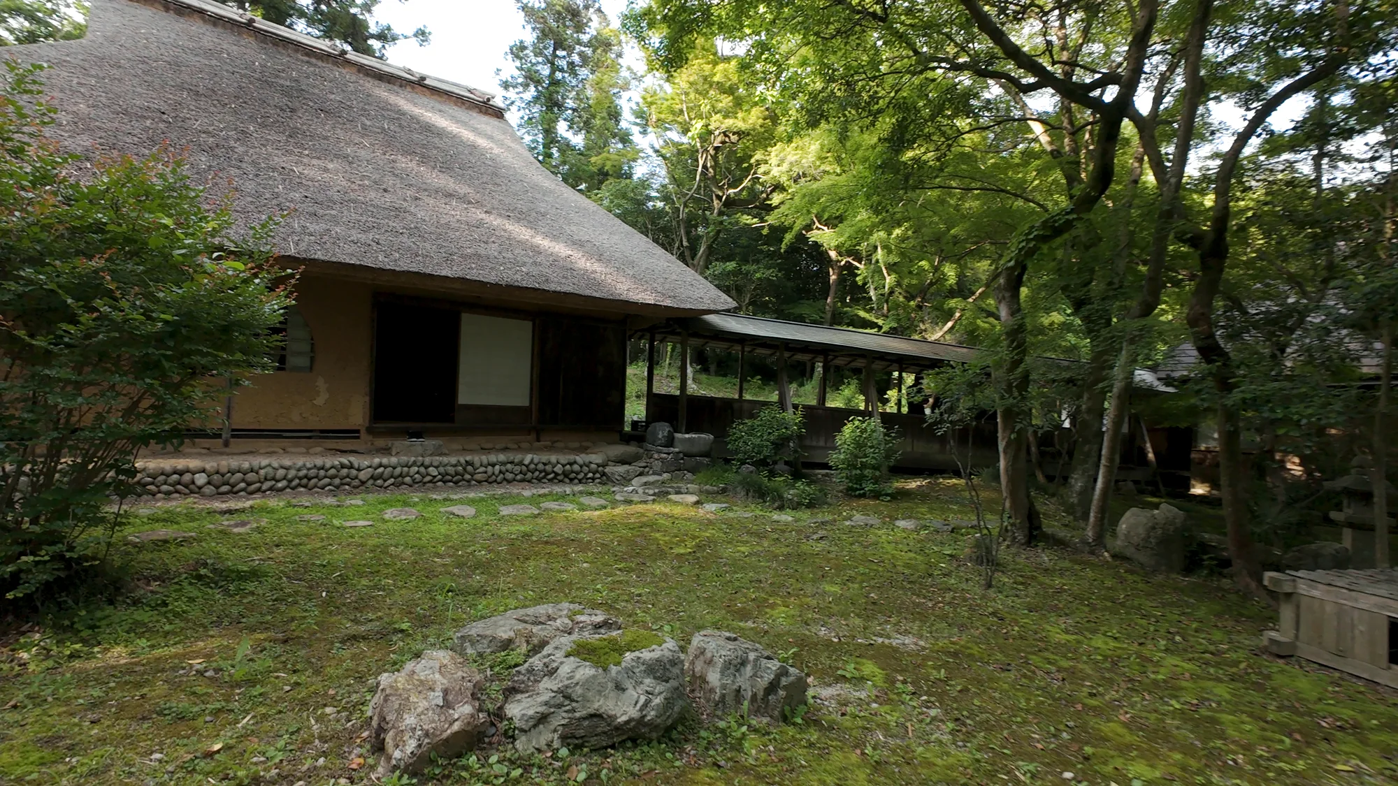茅葺きの古民家と苔の庭