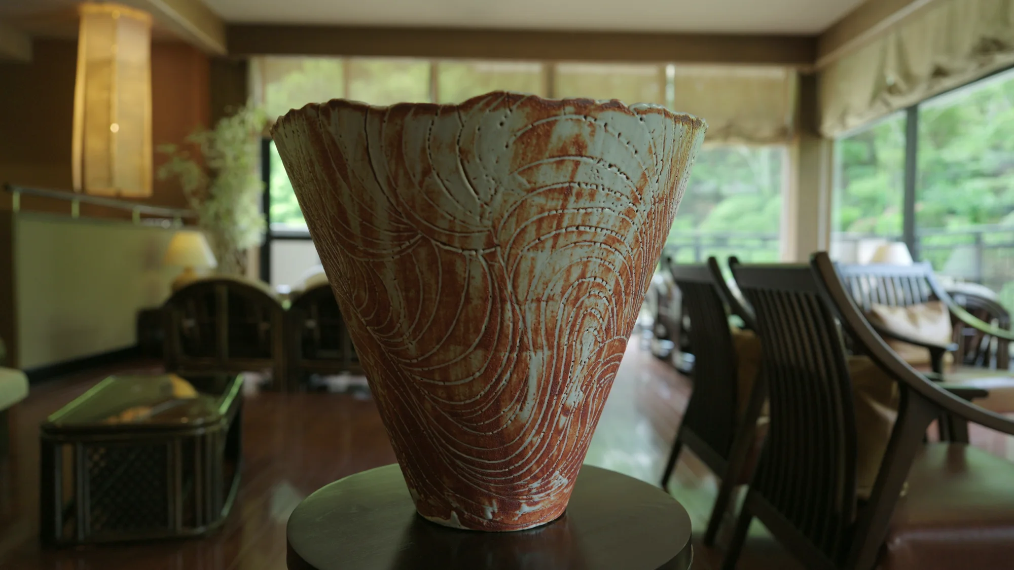 窓の大きな部屋の台に置いた、作家の志野の花入